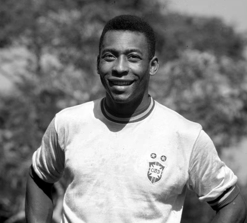 一代巨星的陨落再见了青春,一代球王落幕了马拉多纳一路走好