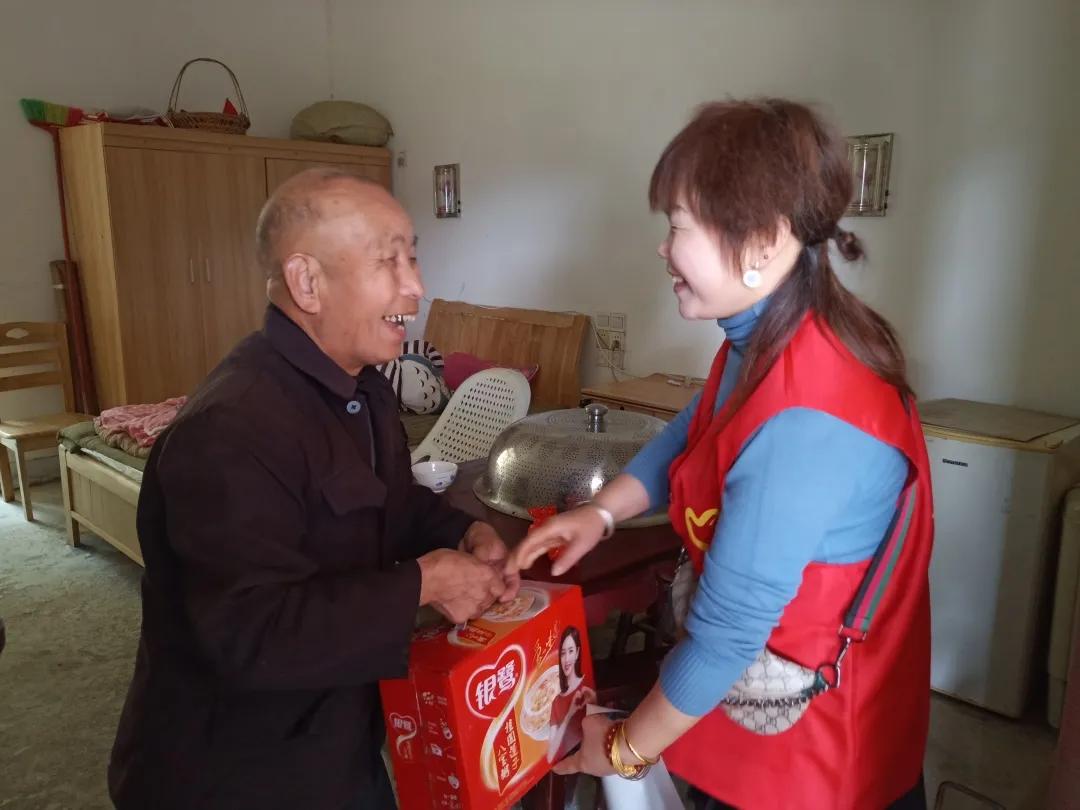 志愿者给敬老院老人理发,社区志愿者免费为高龄老人理发