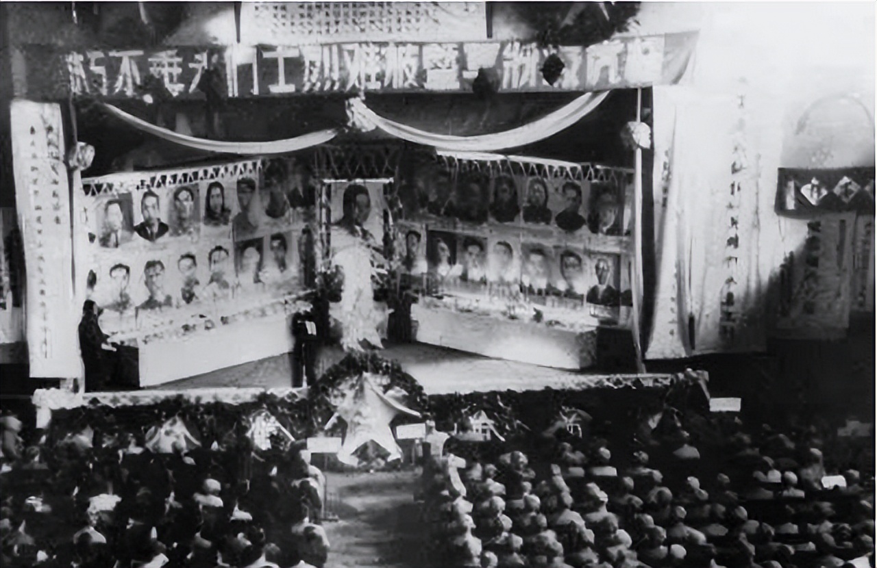 1949年，杨虎城死后3个月发现遗体，长子杨拯民扶柩，安葬在西安