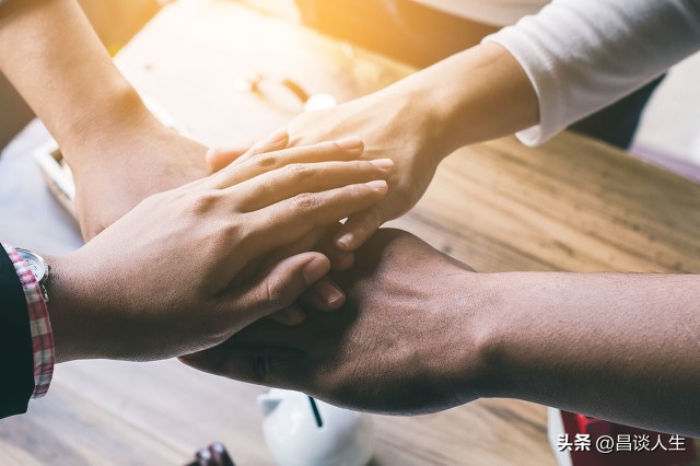 喜欢上别人的女朋友怎么办,女朋友喜欢上另一个男生怎么办