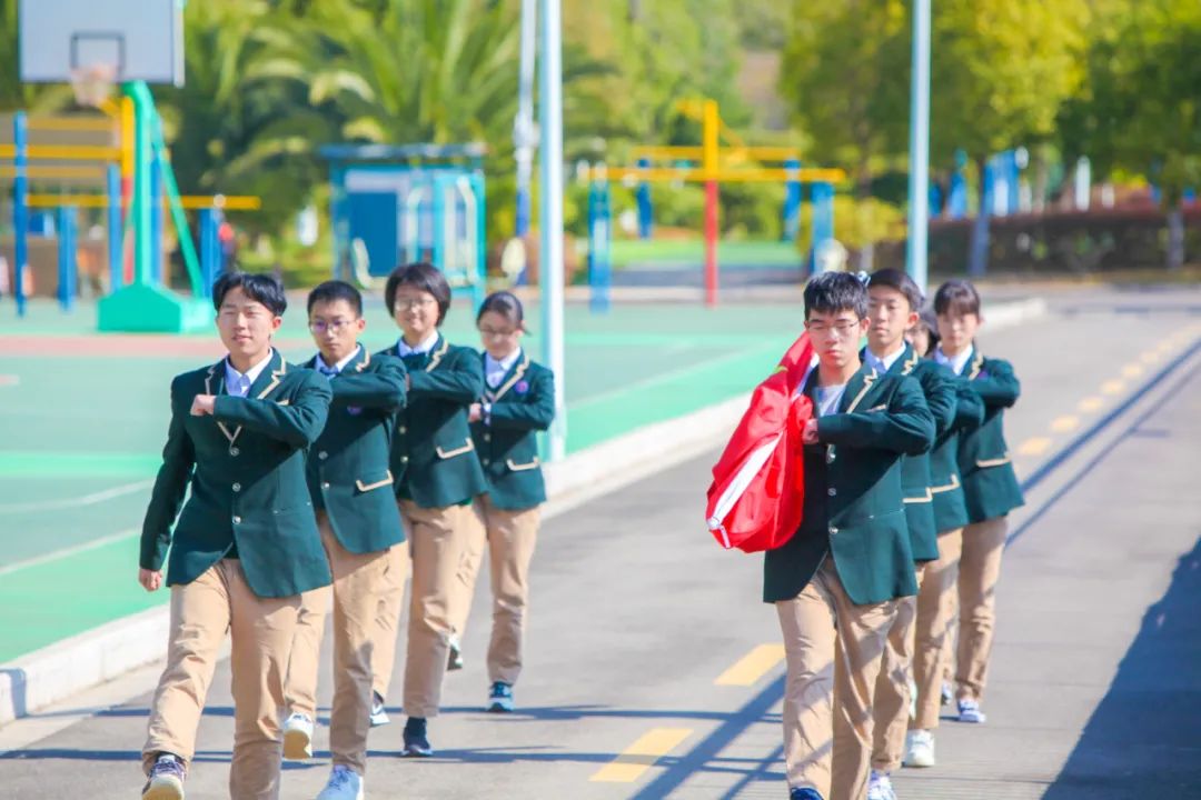 开学季校园展示打卡,开学啦冰墩墩小学生积极向上图片