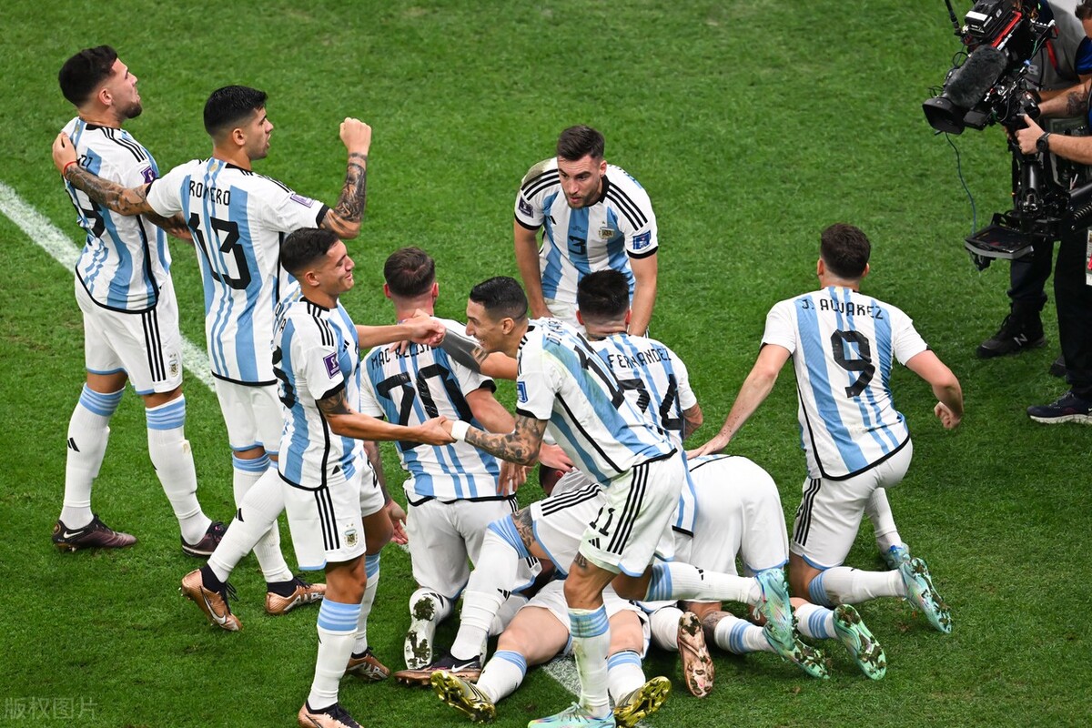 梅西给队友定制金色苹果手机,梅西定制号码