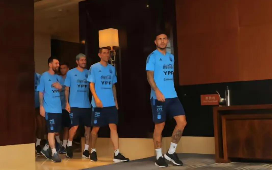 男球迷围堵梅西，女粉丝*取盗**樊振东贴身衣物，没有分寸感不分性别