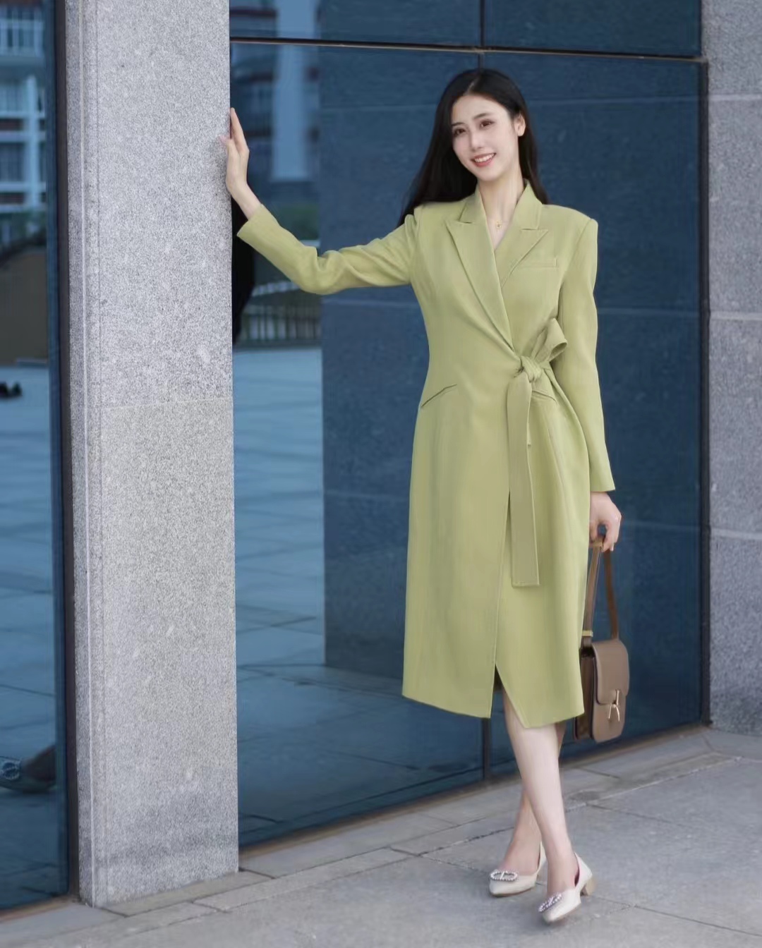 黑色大衣搭配什么颜色毛衣显高级,深棕灰色格子大衣怎么穿出高级感