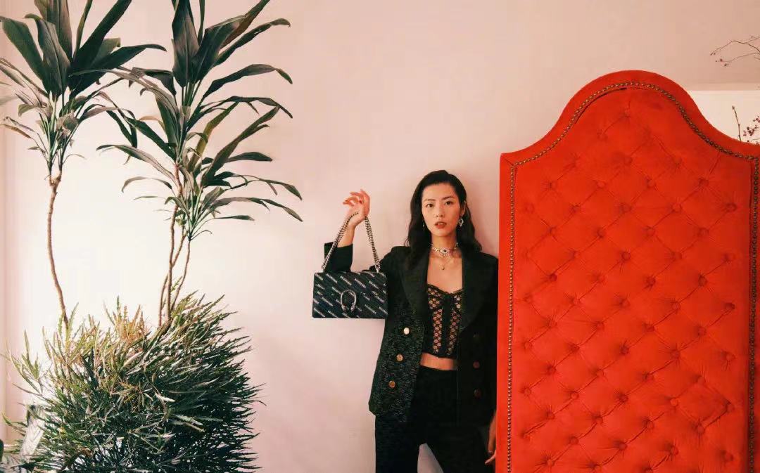 越南版“杨幂”—浪姐4选手芝芙，性感又甜美的穿搭技巧