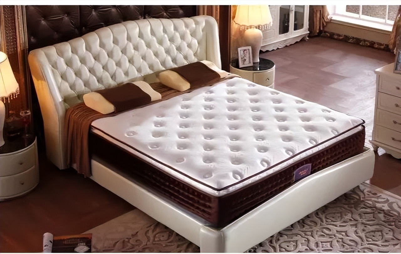 床垫上的保护薄膜要尽快揭掉，否则严重为孩子健康