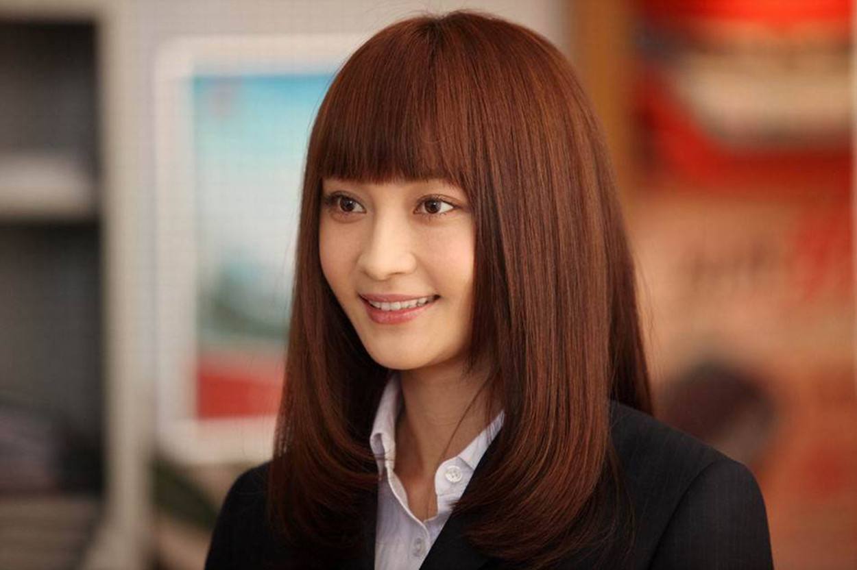 脖子青筋暴起、胸部瘦成排骨，这8位女明星的审美太畸形了