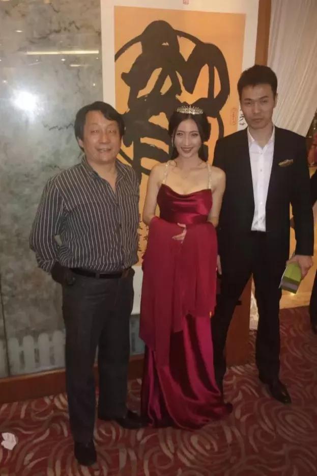 为了梦想踏踏实实走好每一步访与两任总理面对面的孟家女孩孟笛遥