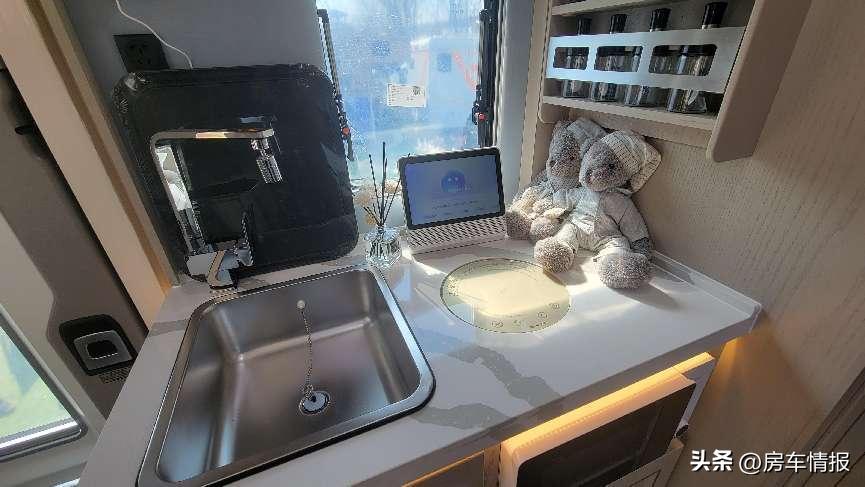 刚买的房车开回家后真的很喜欢,外观好看最舒适的房车