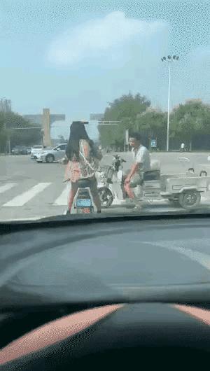 妹子穿皮裤,女生的皮裤