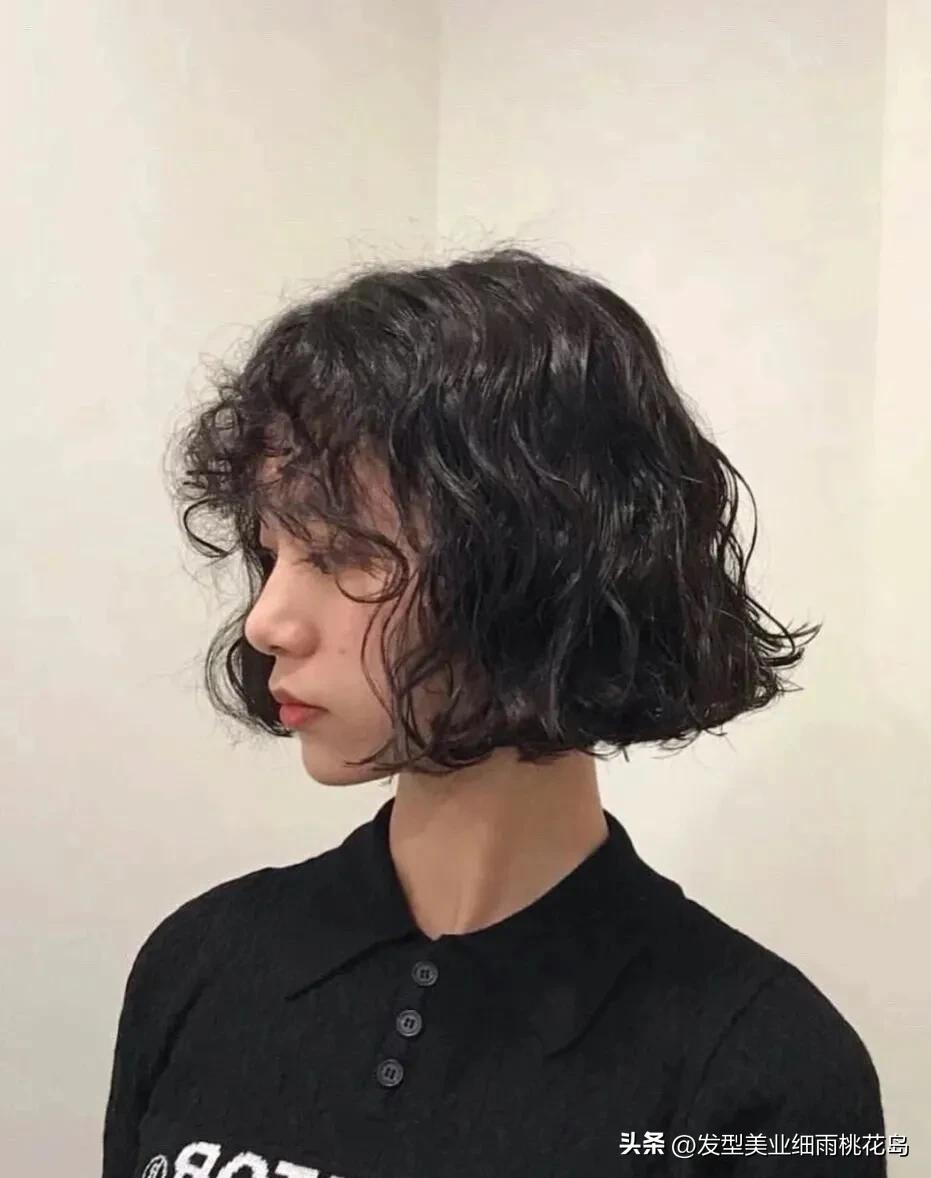 30岁洋气的超短发满头烫小卷,洋气全烫短发满头小卷