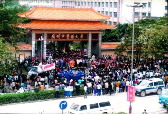 太离谱:两高校录取通知书有错字:“日月”不明,“到道”不分!