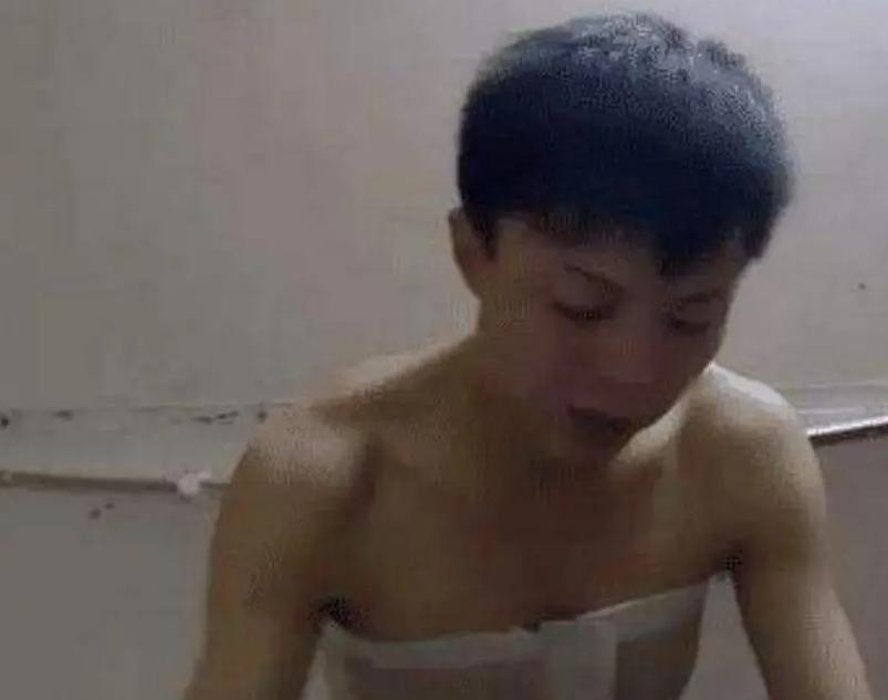 “变性人”李二毛：为爱变女人，被拍17年，41岁在出租屋凄惨离世