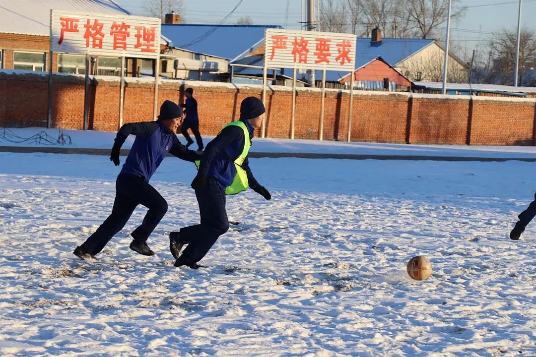 冬训砺精兵负重五公里,冬训砺精兵夜间训练