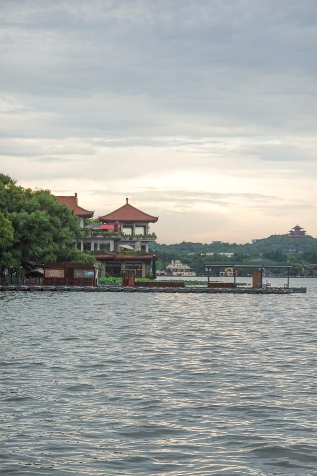 你见过这么美的西湖日落吗,看到了绝美的西湖日落