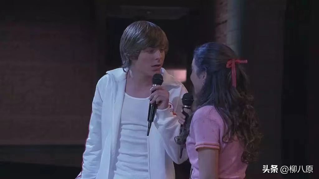 美国影片《歌舞青春》以青春为主线表达了什么？