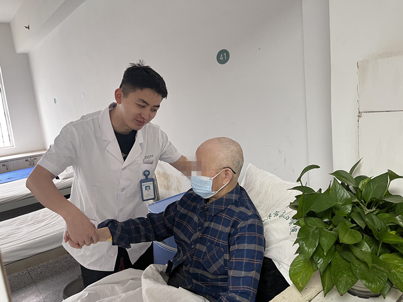 亡妻所赠礼物“坏”了，八旬老人泪奔，护士自学修表“守护”患者爷爷的爱情