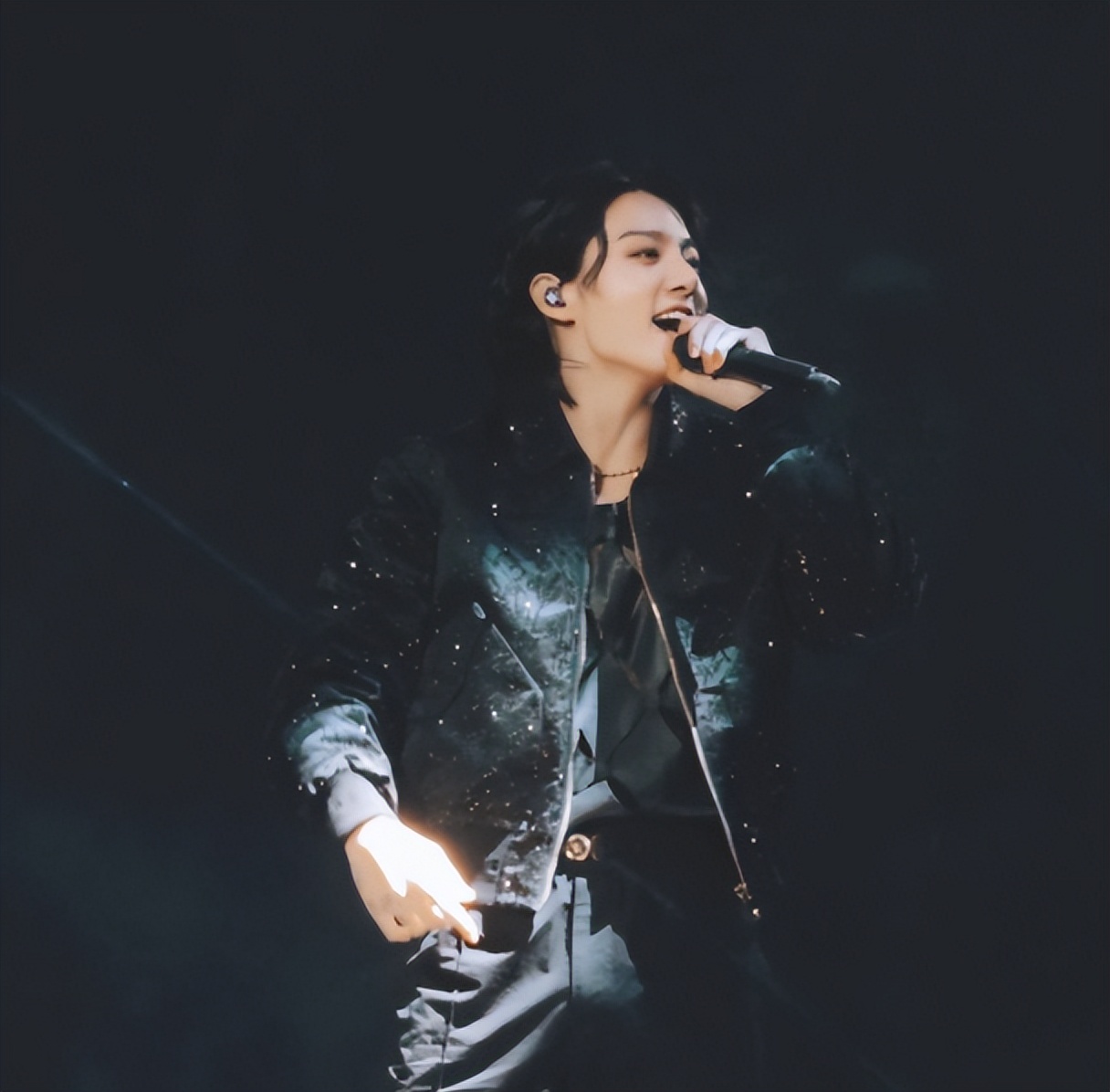 田柾国献唱世界杯：25岁“满分男友”太励志，韩国有条“柾国路”