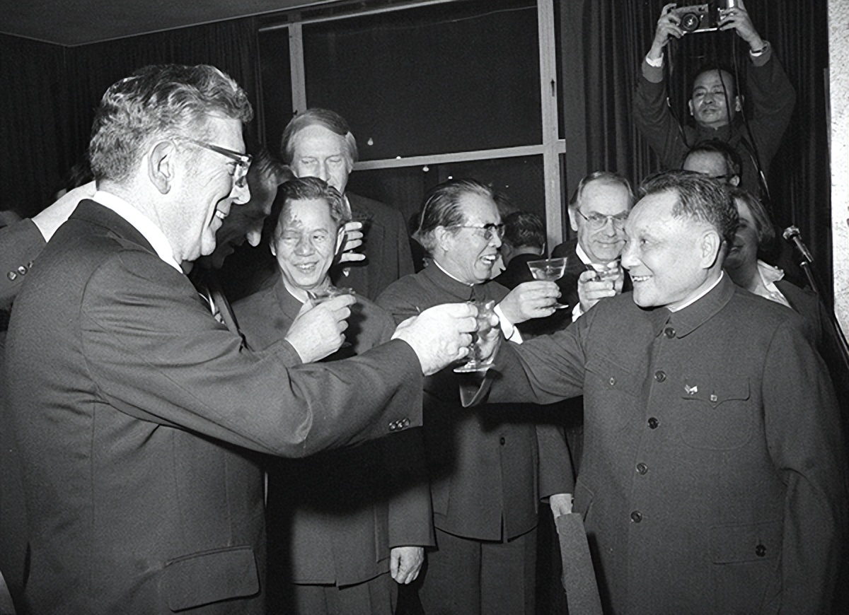 *小平邓**一生烟不离手，为买烟花光所有的钱，退休后仅用2个月戒烟