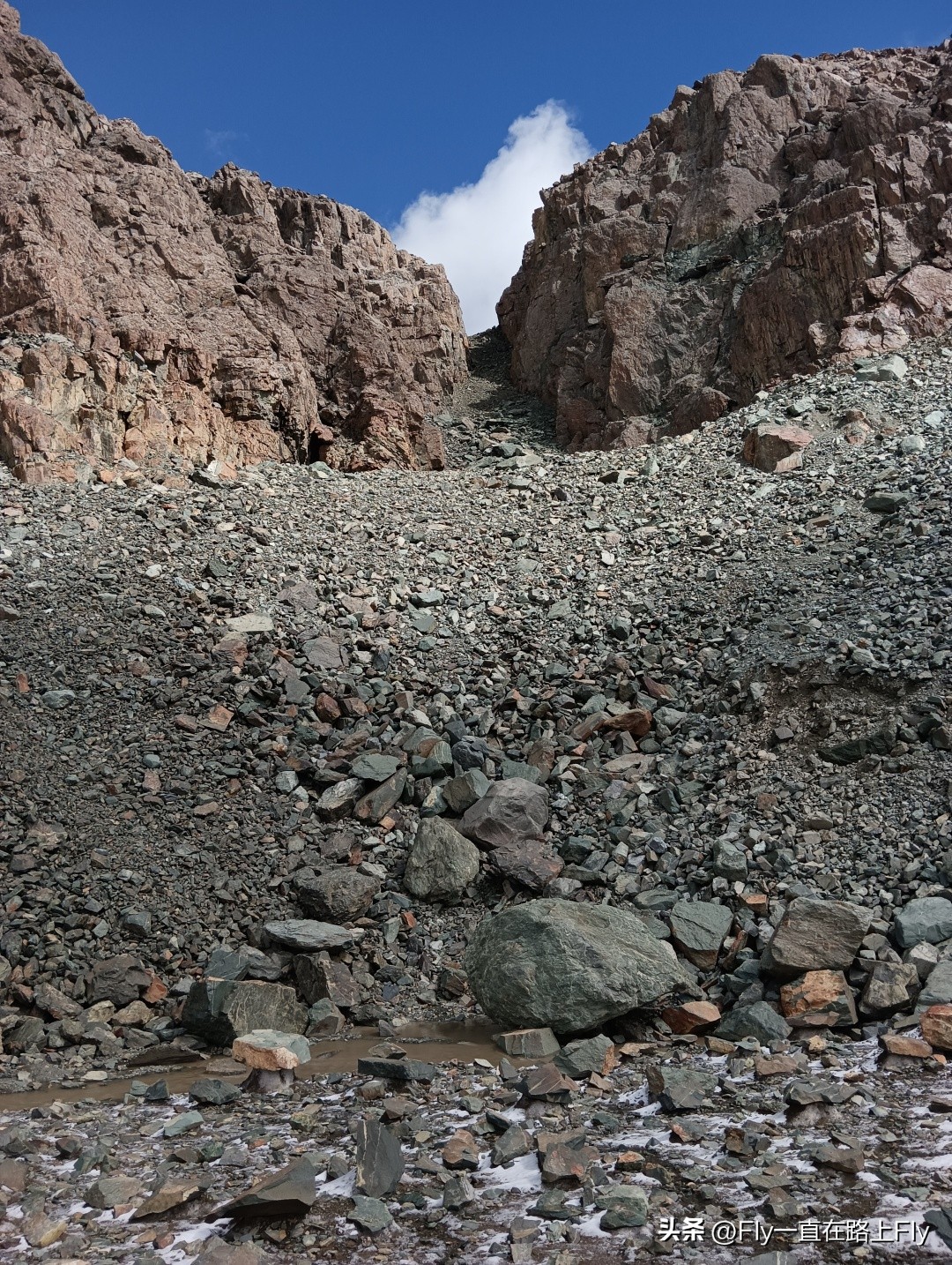 穿越博格达峰脚下冰湖之旅,徒步穿越新疆博格达峰