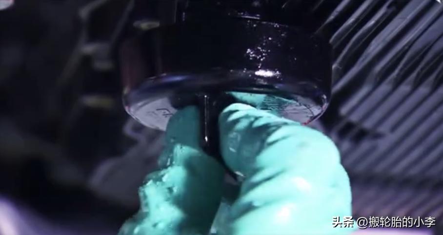 奔驰7速变速箱换油要换油底壳吗,2015款奔驰更换变速箱油教程