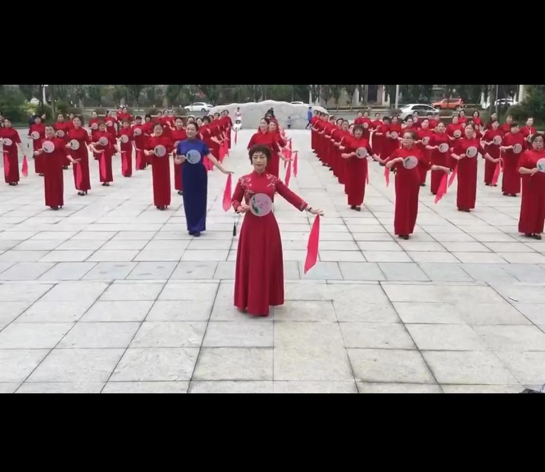 好乐网花之韵艺术团在绵阳亮相