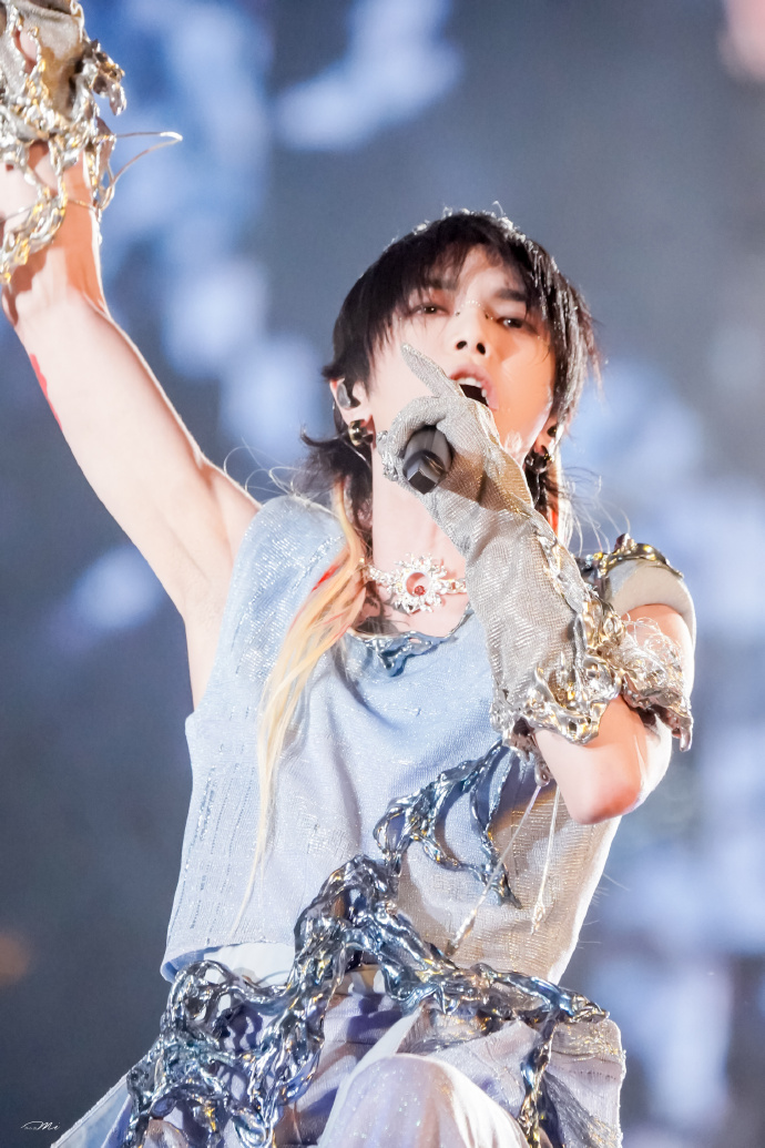 粉丝千万、叱咤歌坛，“天王接班人”华晨宇，能否撑起华语乐坛？