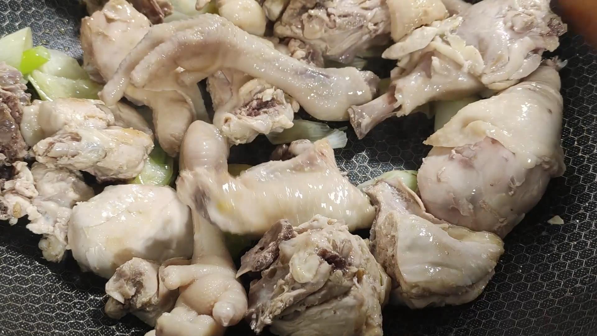 炖鸡汤都放哪些食材好喝,炖鸡汤的正确做法放什么