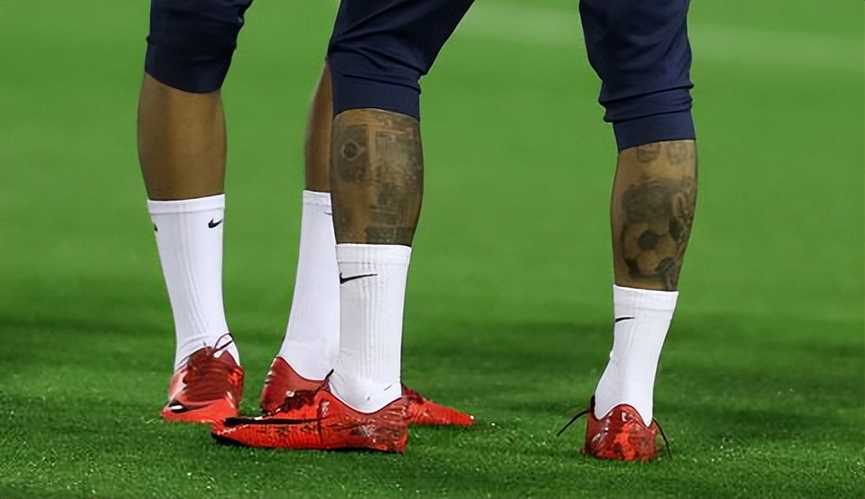 内马尔和梅西的纹身,梅西被内马尔拉去纹身