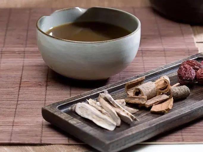 肾精亏虚舌有裂纹用什么中成药,肾精亏虚舌有裂纹心悸中医医案