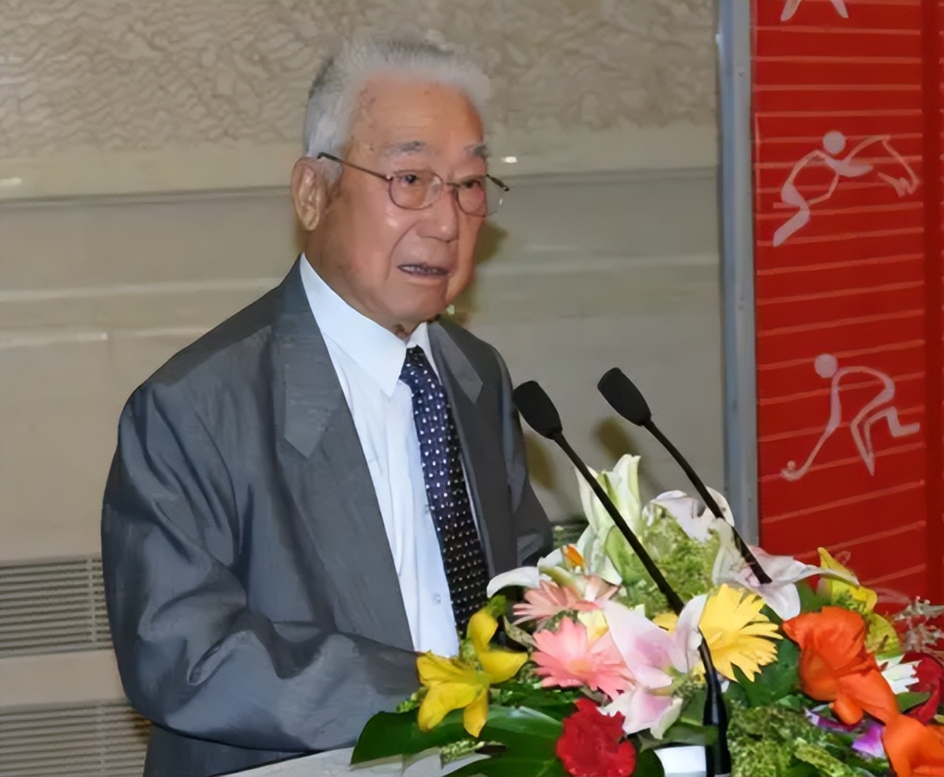 1961年容国团参加世乒赛，贺龙感到很紧张，于是让董必武下去休息