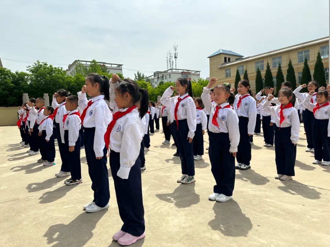学习二十大争做好队员——盐湖区舜帝复旦示范小学少先队员分批入队仪式