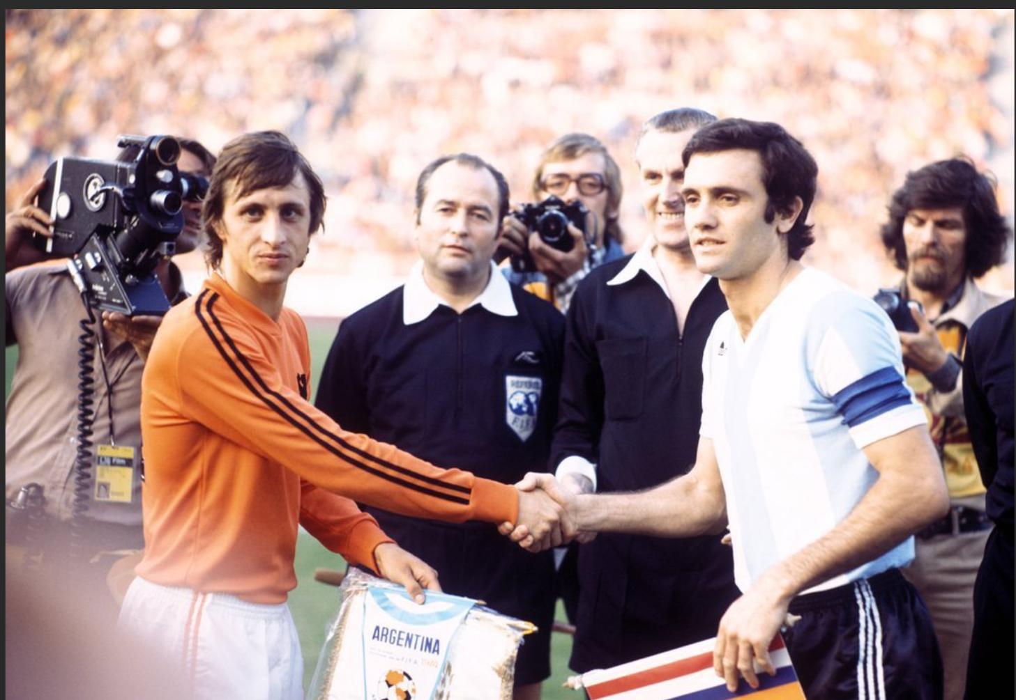 1974年世界杯决赛谁逆转了荷兰,荷兰队全攻全守是什么阵型