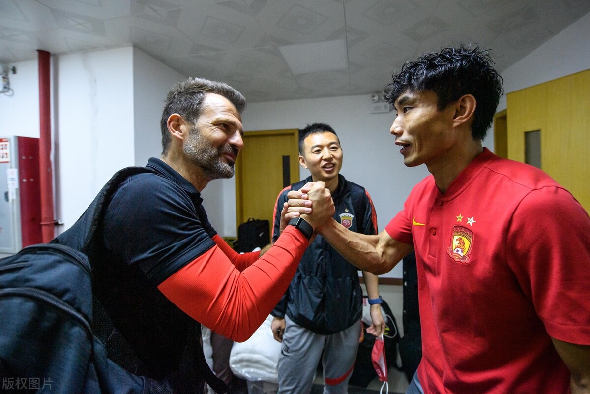 张琳芃罚点球震飞球门,张琳芃失误为啥还用他踢主力