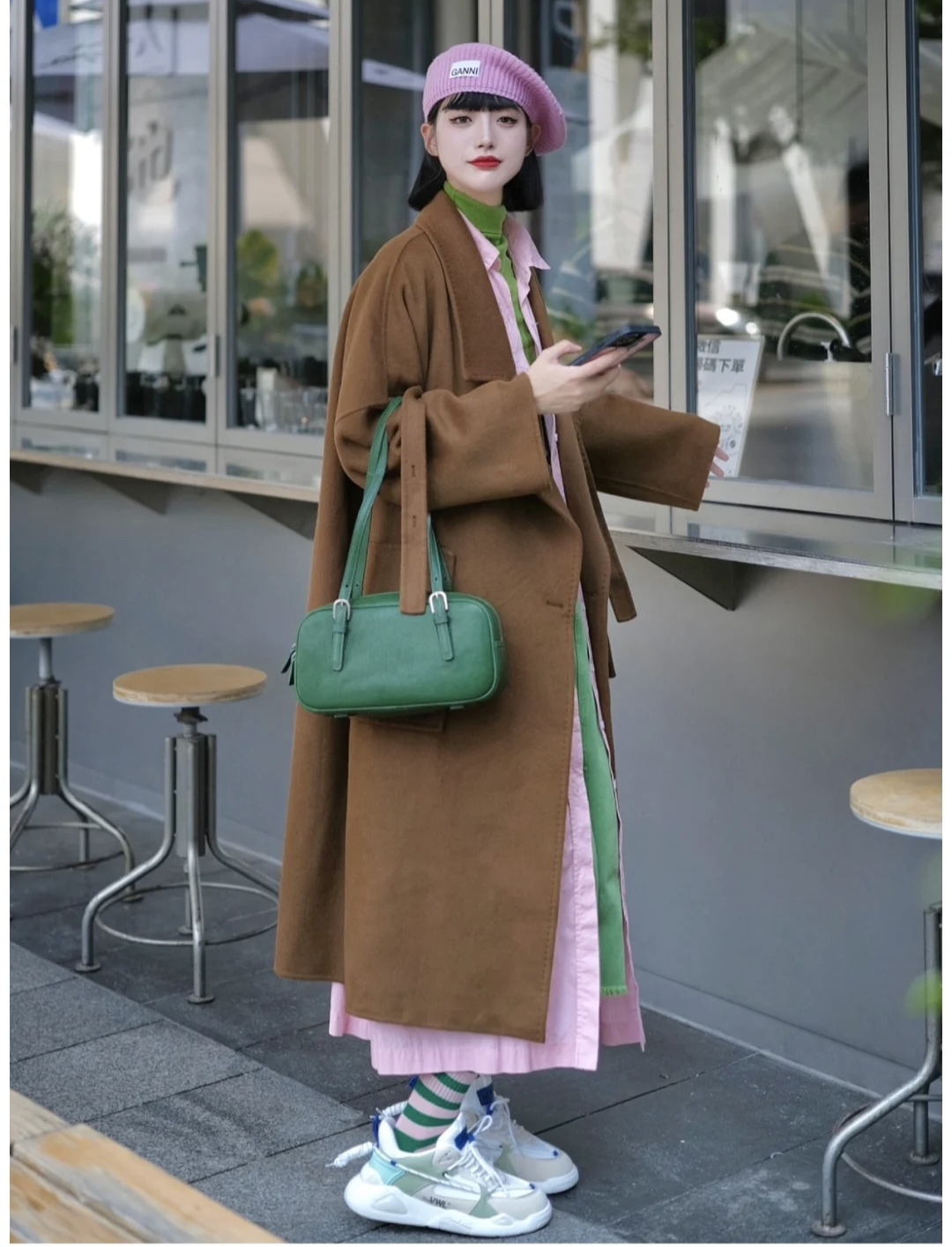 棕色的鞋子棕色大衣怎么搭配衣服,棕色大衣的穿搭技巧