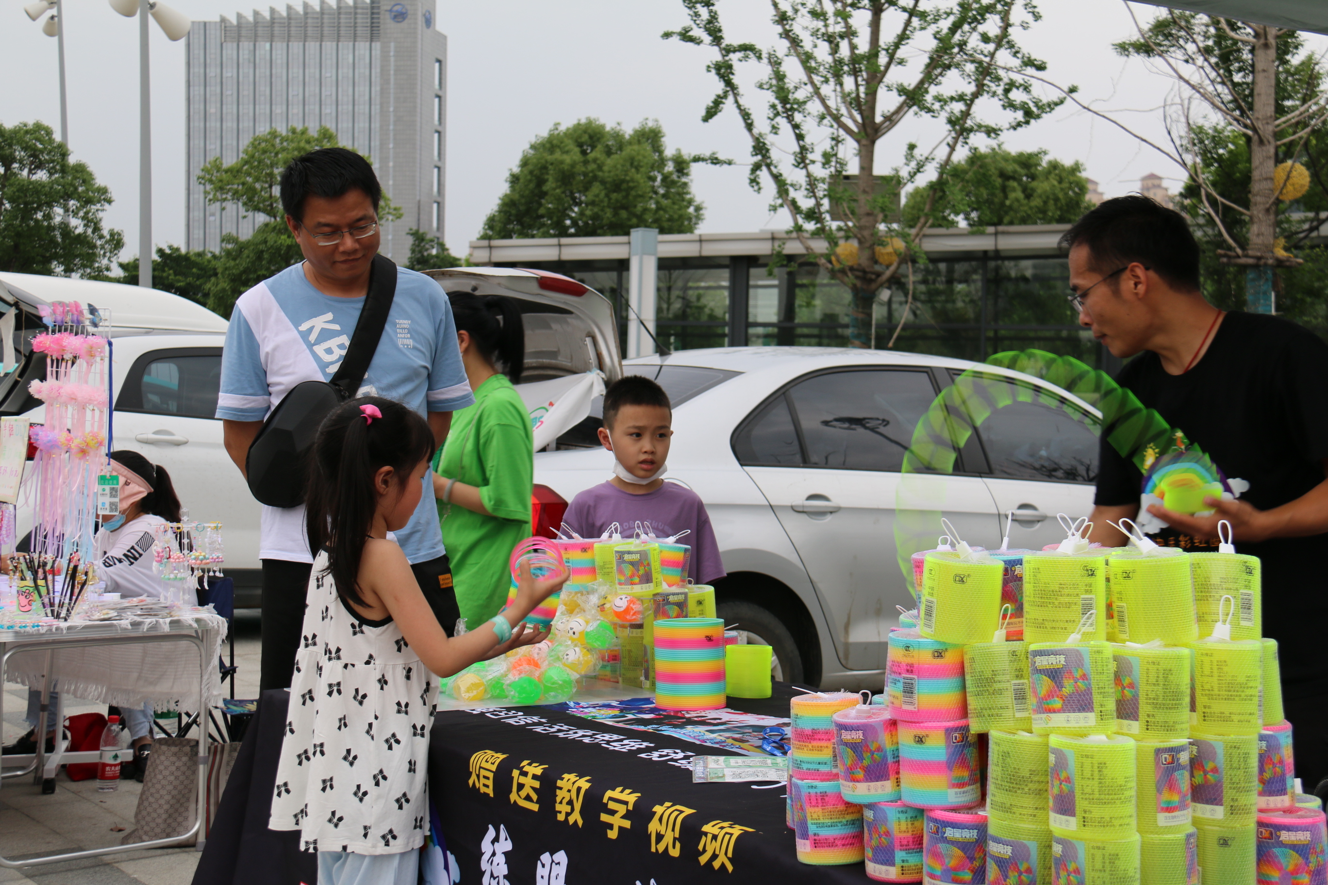 不想上班的的年轻人都在干嘛,现在的年轻人都不努力工作