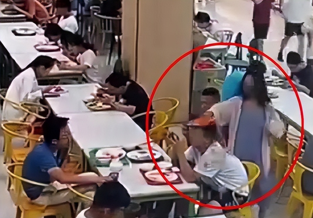 不满邻桌*辱侮**猫咪，天津大学女生往男生头上扣菜，偶像剧看多了吧