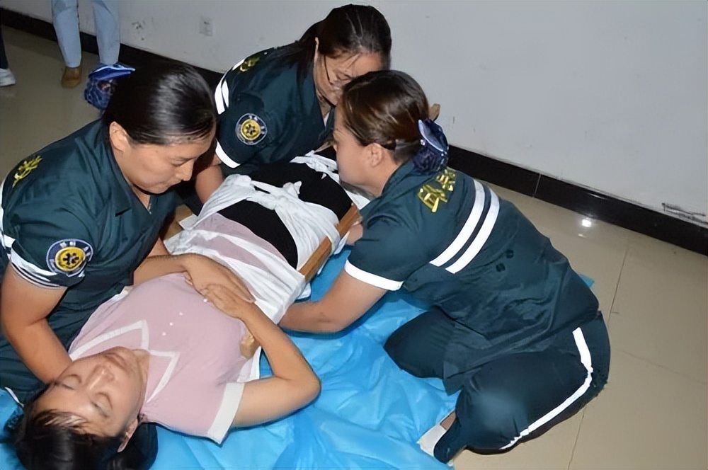 骨盆后环损伤后，新型螺钉的不同内固方法各有何优势？哪种方法好