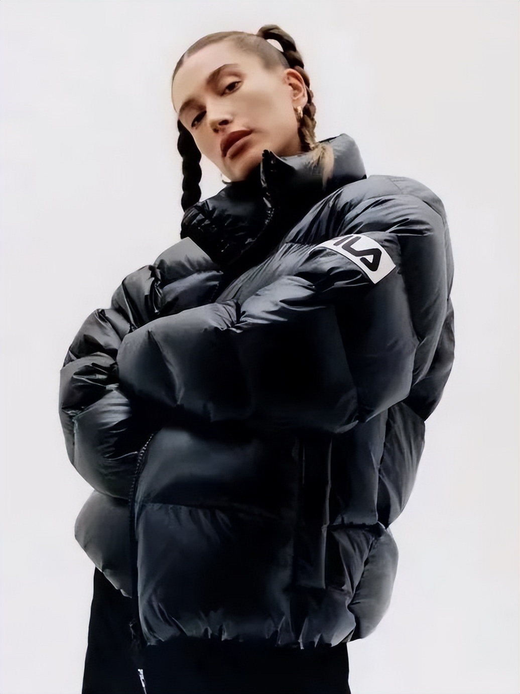 羽绒服卫衣裙搭配,今年流行穿搭羽绒服加什么靴子