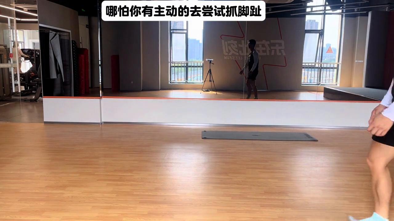 脚趾抓地走路锻炼足弓,走路时脚部怎么发力可以矫正足弓