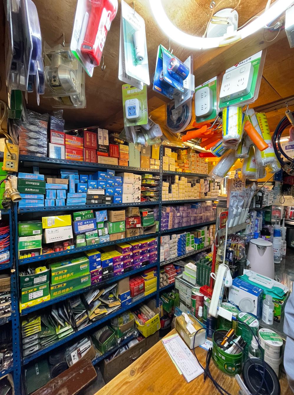 梧桐区的五金店,都是长久又顽强的存在