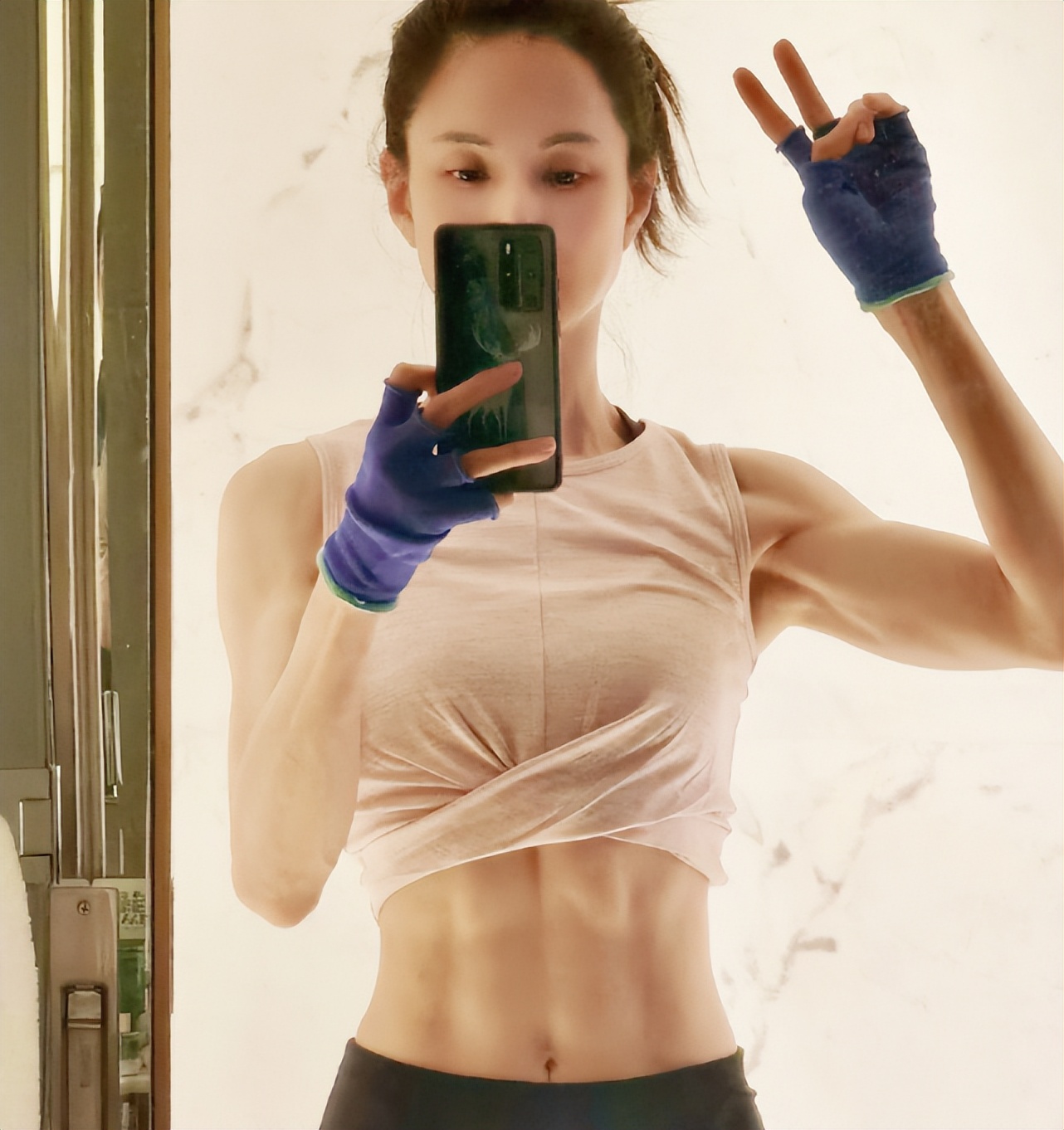 李若彤受伤,58岁李若彤晒出11年健身对比照