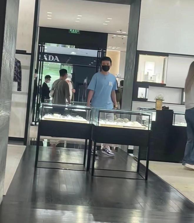 王思聪名表,王思聪网红逛街被偶遇