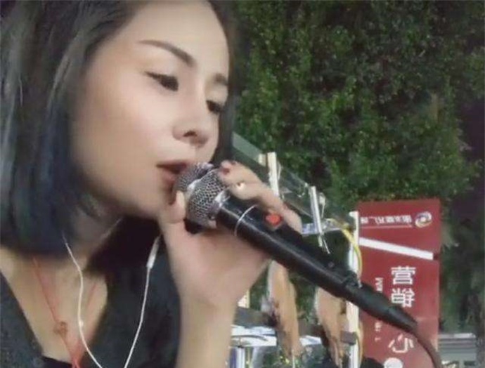 花姐：草根逆袭！一首《狂浪》赚千万，从流浪歌手变成顶级网红