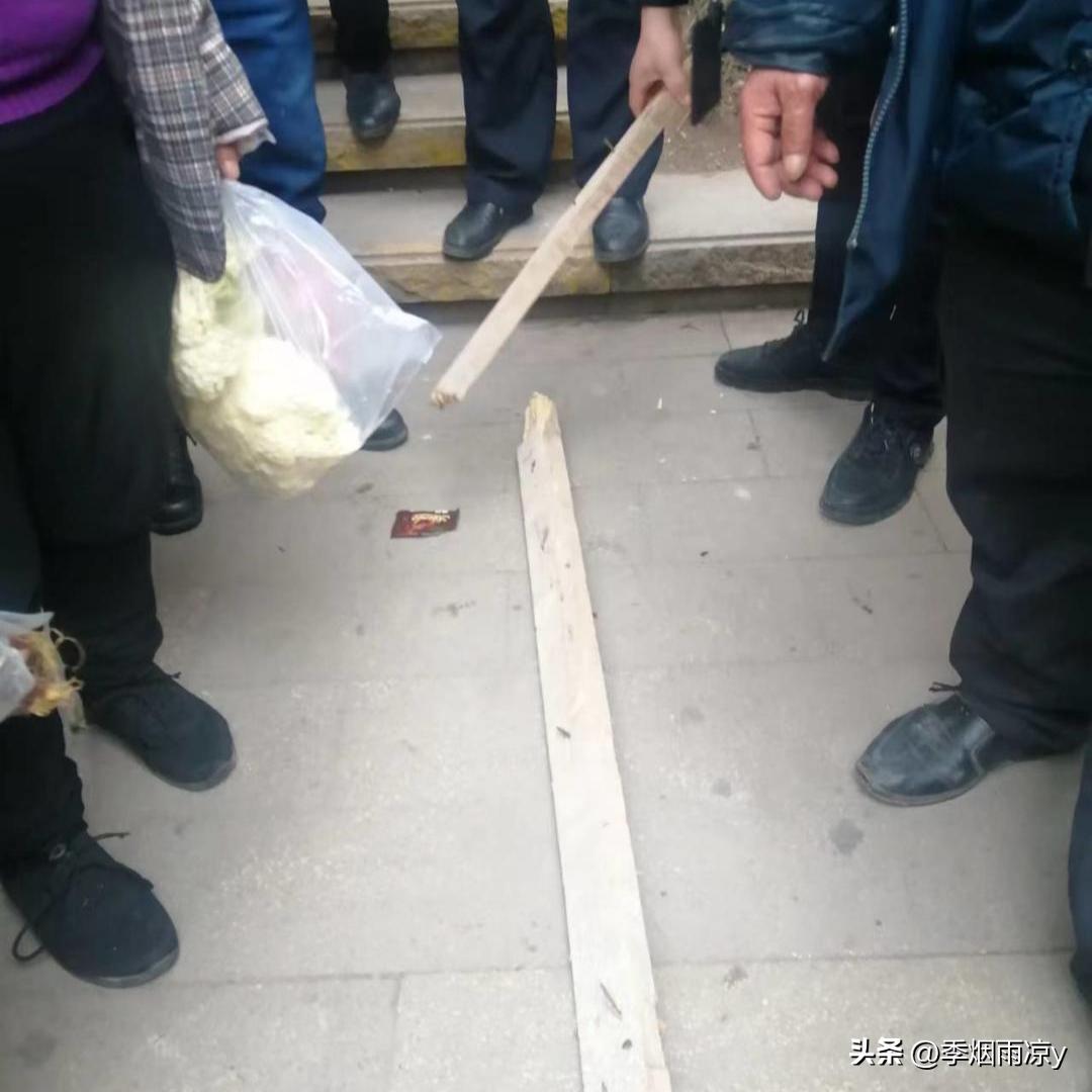 32楼扔下木块砸死老人,男孩扔木块砸死老人案一审宣判