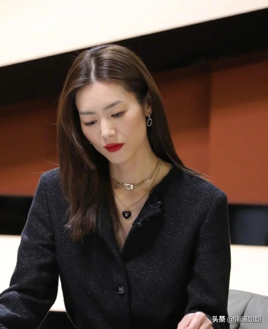 适合脸大方圆脸女生发型,脸大且方圆的女生适合什么发型