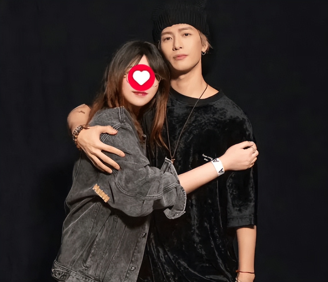 王嘉尔和高个子粉丝合影,王嘉尔为什么和那么多粉丝合影