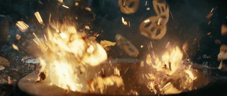 白发老妇在血色中“一夜回春”?通过杀戮释放欲望,只能说太奇葩