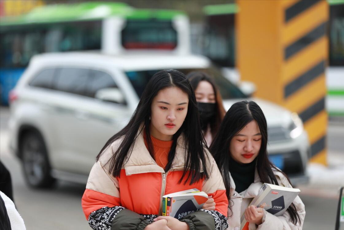 很后悔上大学,上大学的女儿抱怨父母