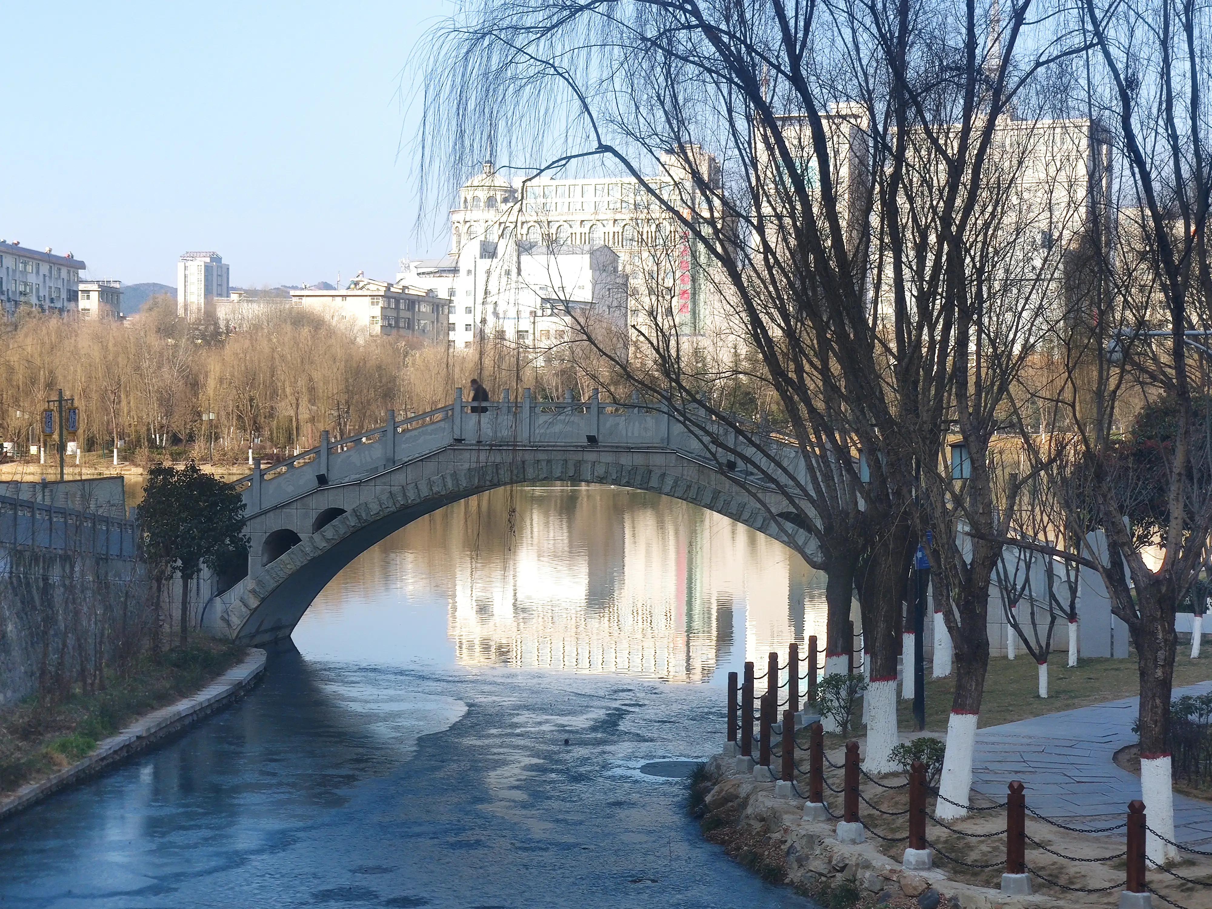 山色空蒙雨亦奇,水光潋滟晴方好山色空蒙的意思